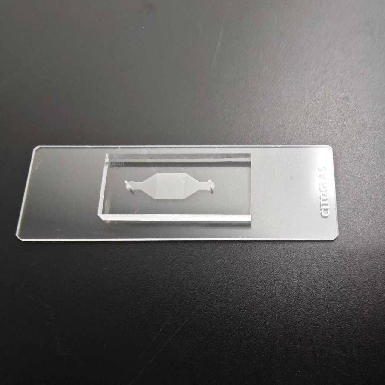 Single-Cell Capture Microfluidic Chip, PDMS/Glass, Hydrodynamic Trapping, 10-25µm Cells, Plasma-Bonded, with PTFE Tubing Kit, 40x15mm, for Cell Research (RUO)